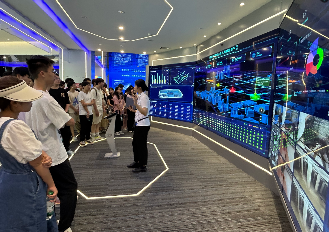 瓦力只为品质诞生·科技IT精英暑期实训营活动日 | 探秘南京江北新区研创园 科技火花点亮未来梦想